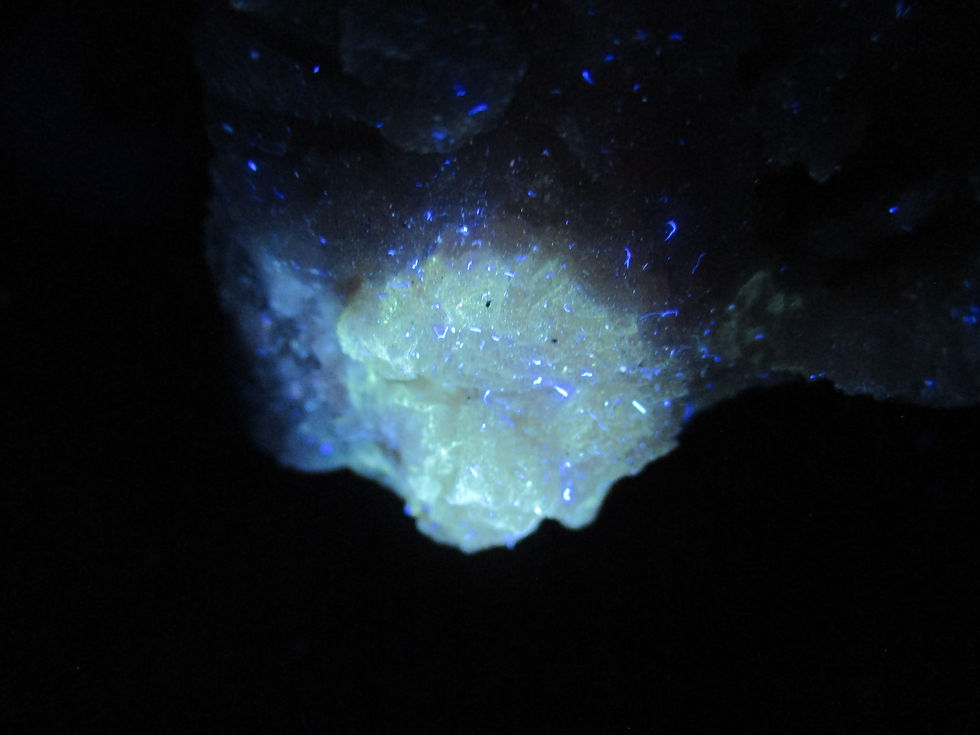 Miniature : Dolomite sur Calcite sur Quartz, St-Nicephore, Québec