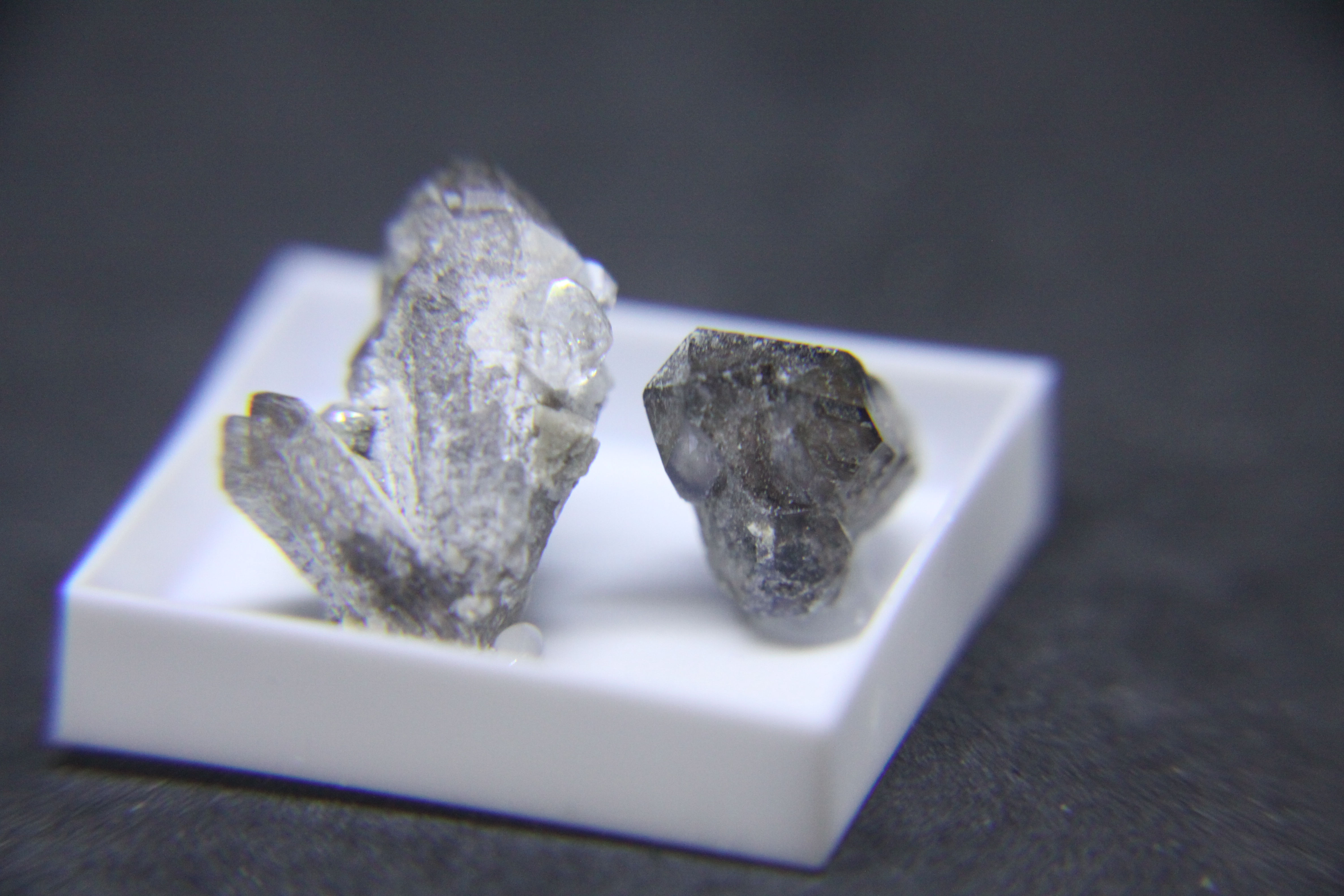 Quartz fumé et Analcime, Mont-St-Hilaire (MSH)