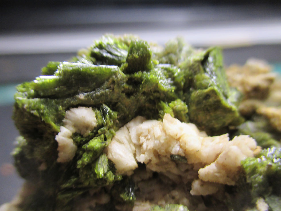 Miniature : Epidote sur Orthose, Imilchil, Maroc