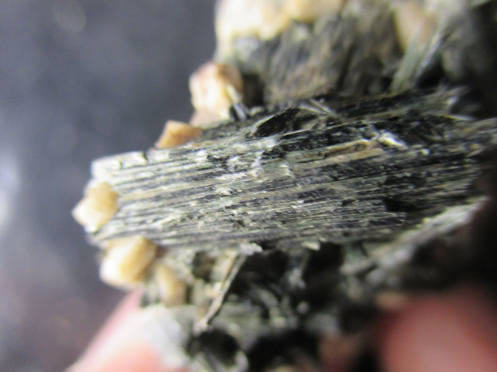 Miniature : Actinolite sur Orthose, Imilchil, Maroc