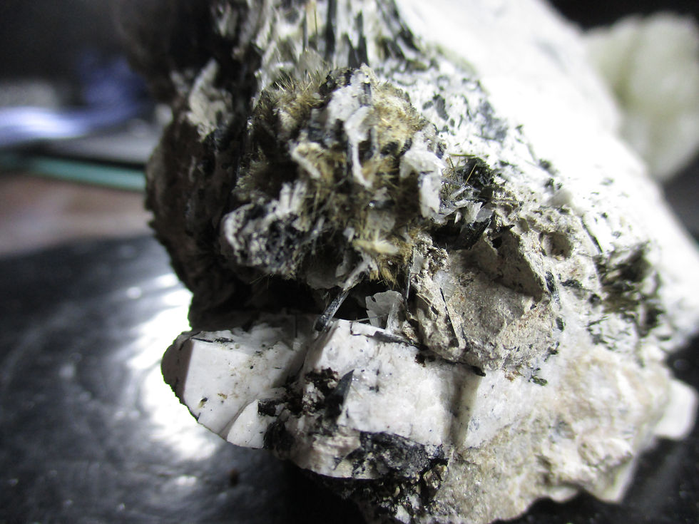 Miniature : Aegirine, Microcline, Elpidite, Hackmanite et autres, Mont-St-Hilaire