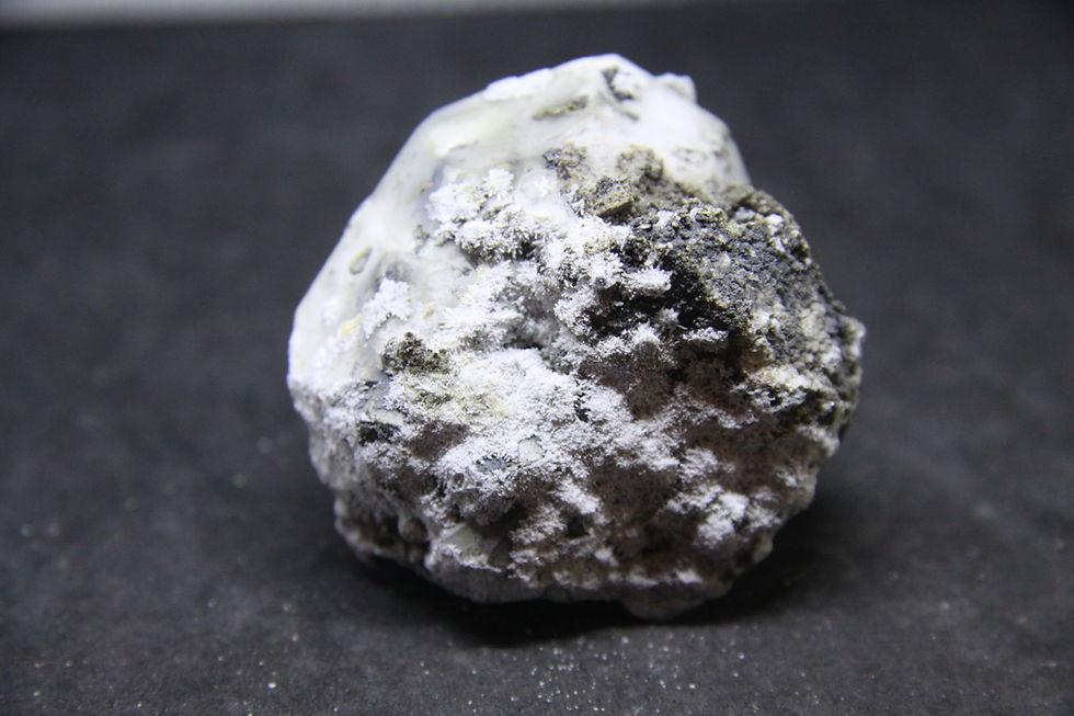 Miniature : Analcime et Pectolite, Mont-St-Hilaire (MSH)