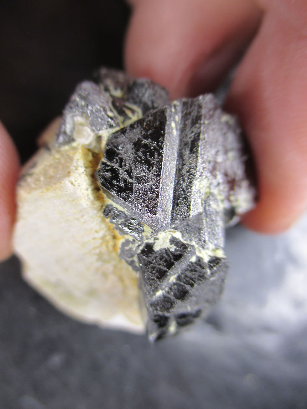 Miniature : Magnetite sur Microcline, Imilchil, Maroc