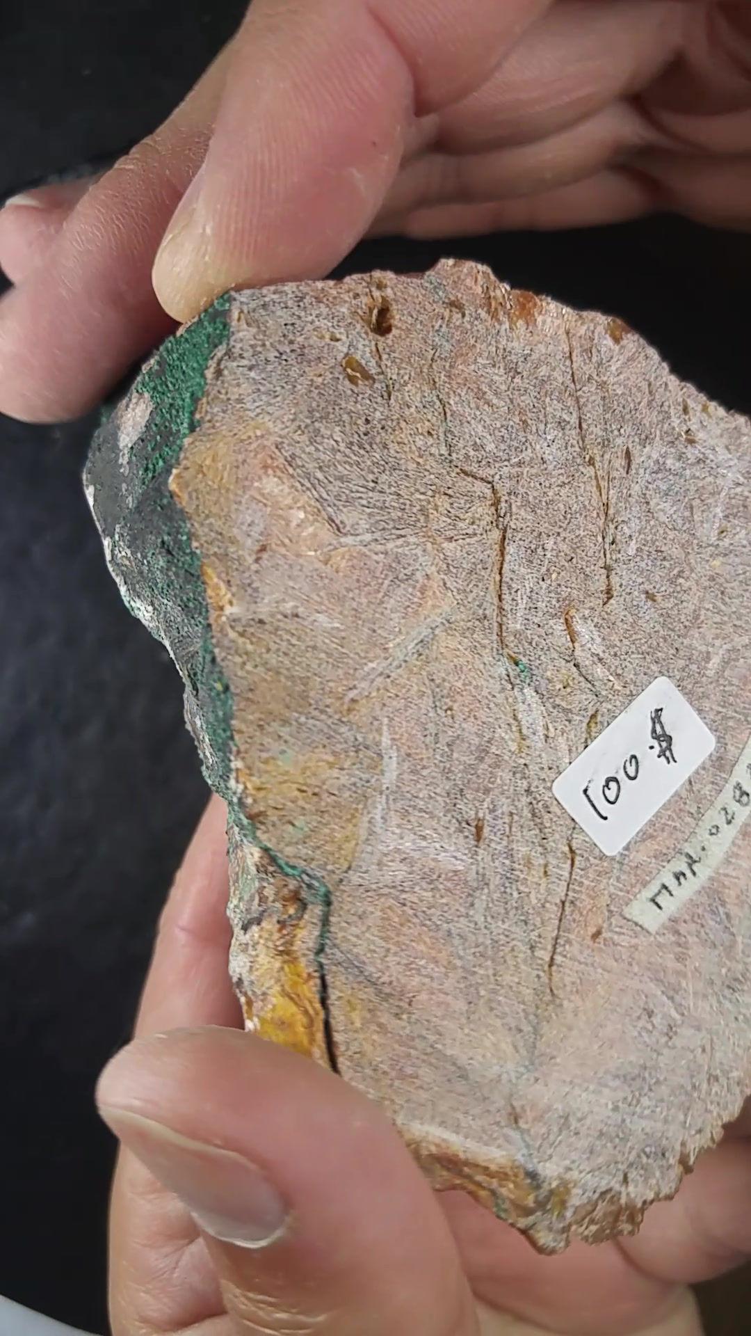 Calcite et Chrysocolle sur Goethite et Baryte, Sidi Ayade, Maroc