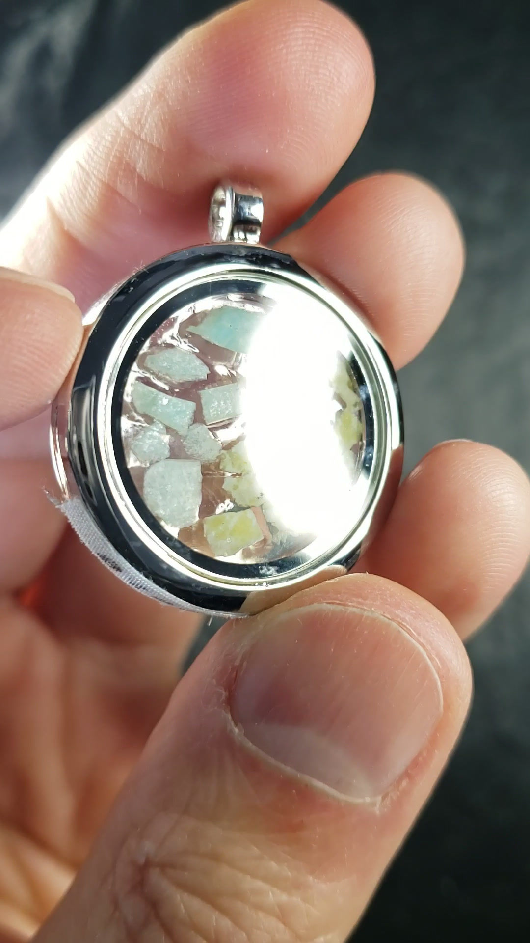 Pendentif disque, Serpentine jaune et Amazonite