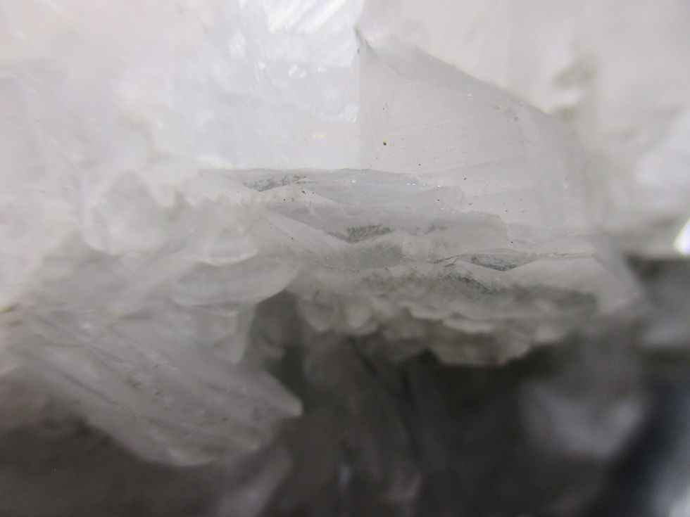 Miniature : Calcite et Pyrite (Fluorescence rose), El Hammam, Maroc