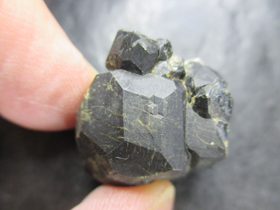 Miniature : Melanite (Grenat noir de type Andradite), Imilchil, Maroc