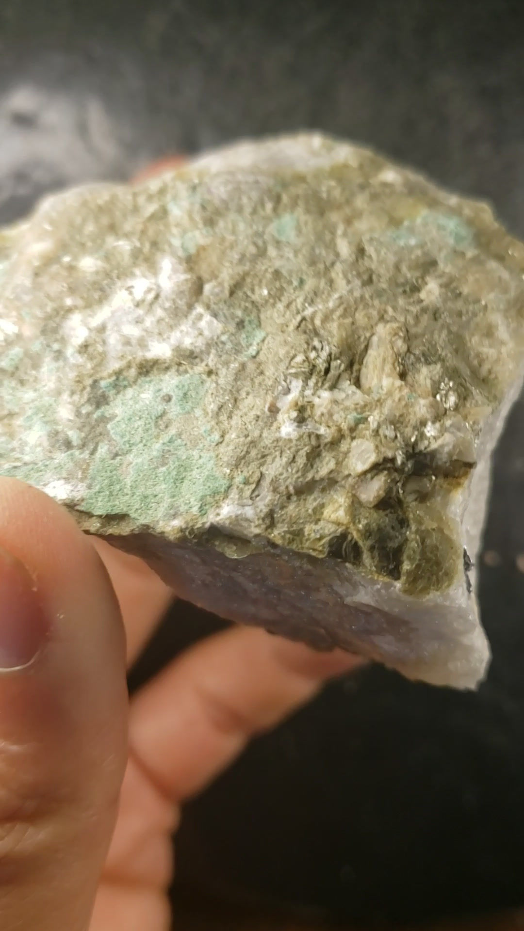 Molybdénite, Mica et Malachite sur Quartz, Mine Cadillac Molly, Preissac, Québec
