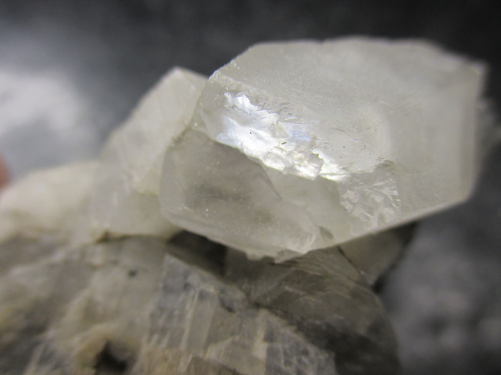 Miniature : Calcite (Fluorescente) et Anthraxolite, St-Flavien