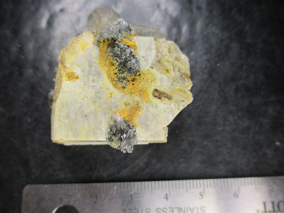 Miniature : Magnetite sur Microcline, Imilchil, Maroc