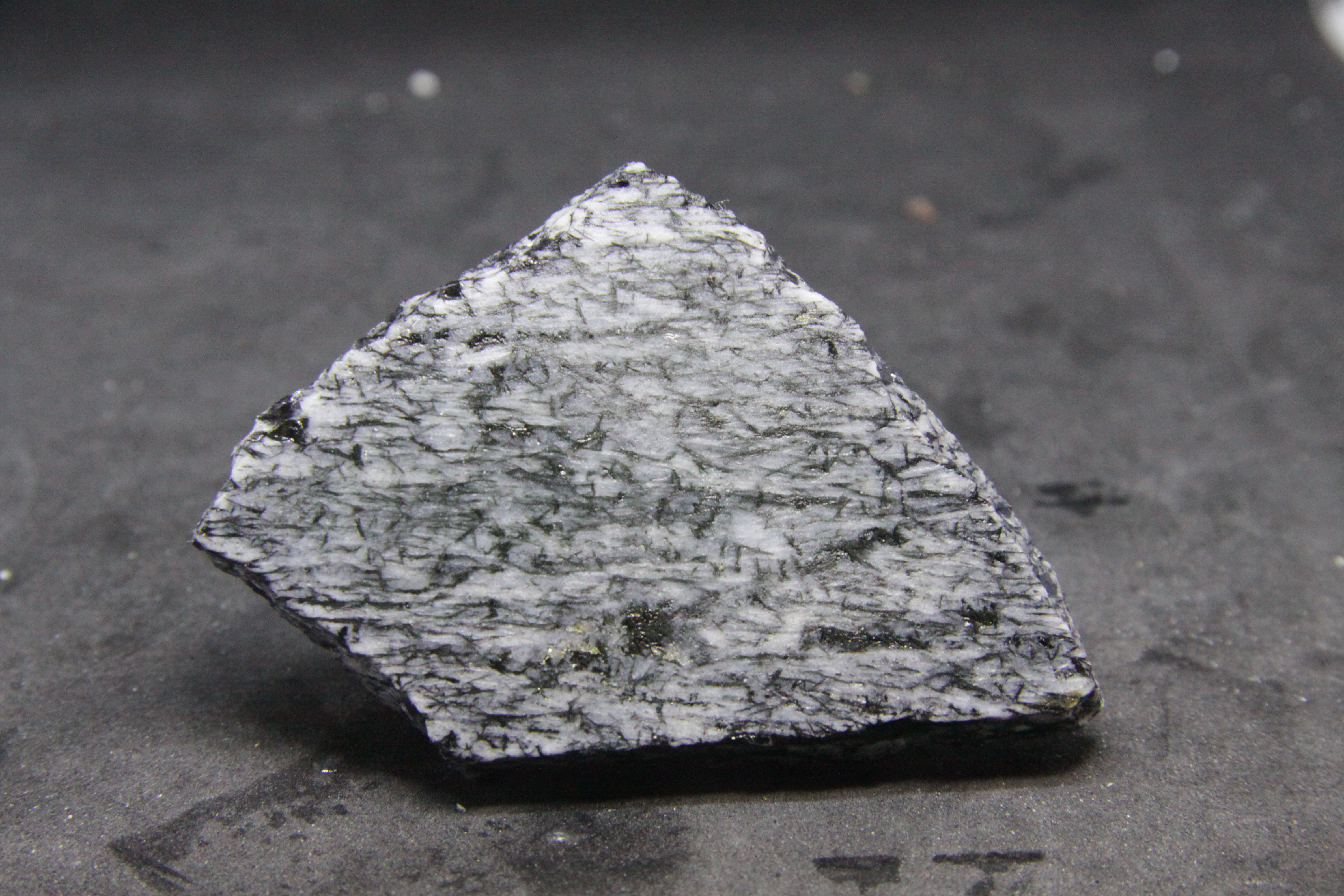 Stilpnomélane sur Albite (tranche/slab)