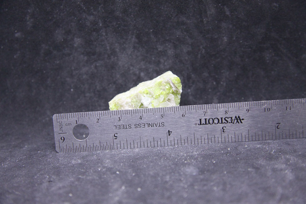 Miniature : Vesuvianite et Clinochlore / mine Jeffrey / Asbestos