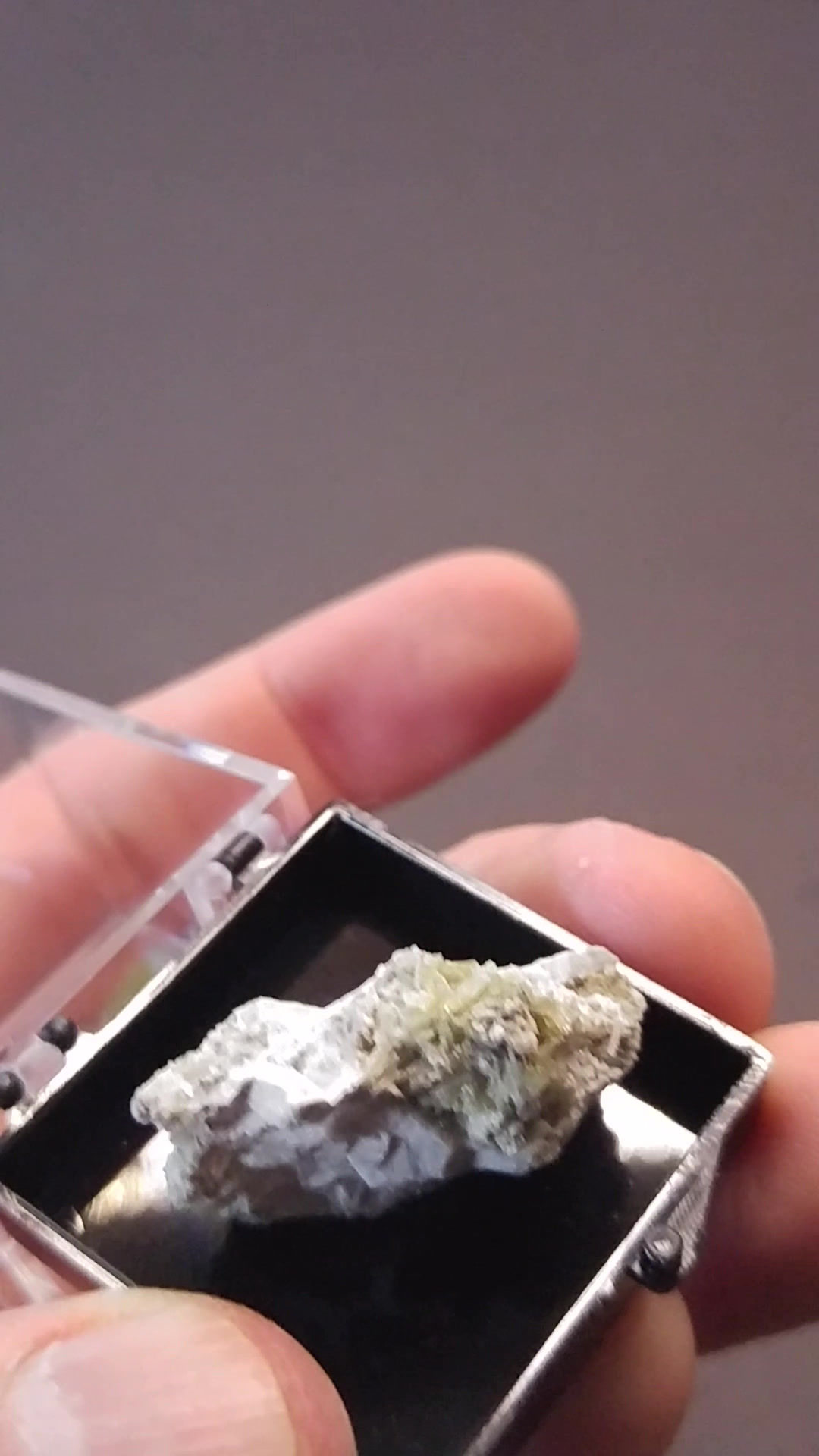 Calcite en aiguille, Mont-St-Hilaire (MSH)