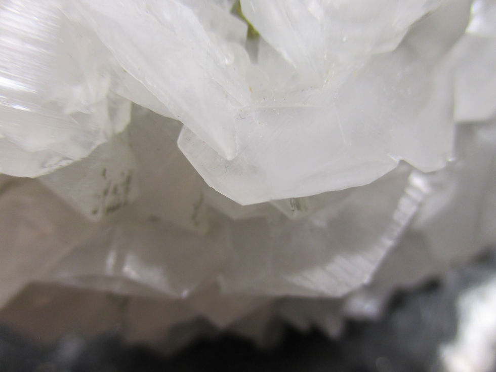Miniature : Calcite et Pyrite (Fluorescence rose), El Hammam, Maroc