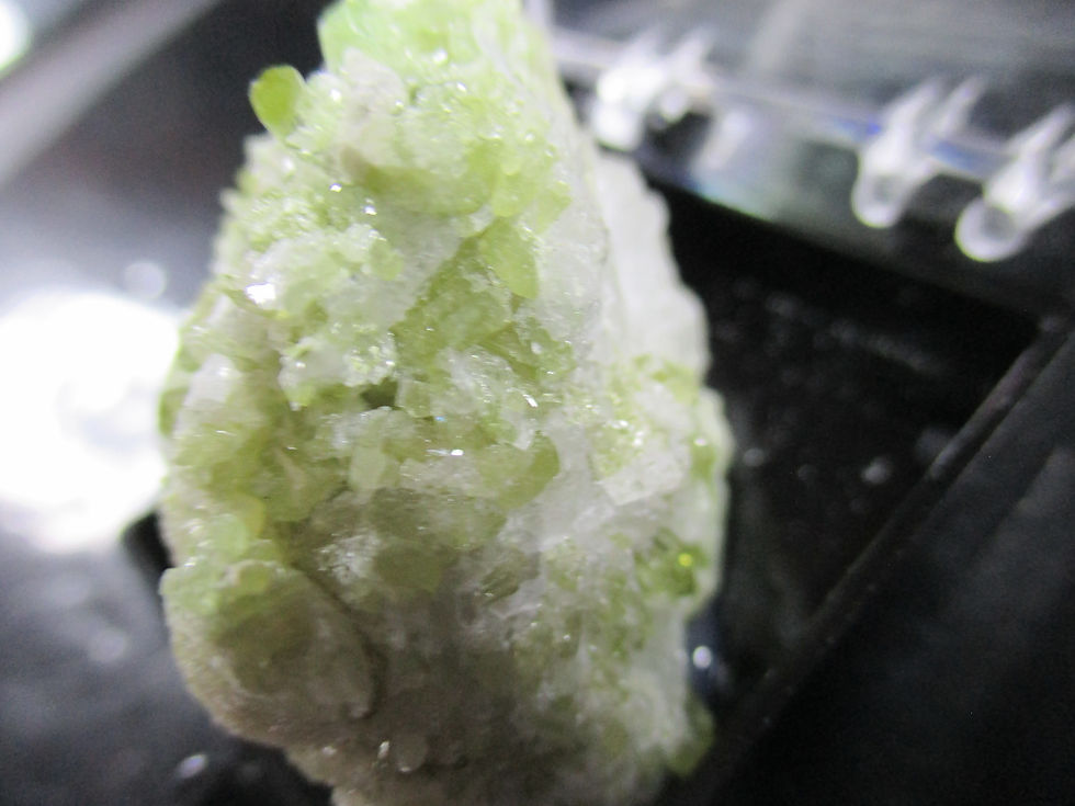 Miniature : Vesuvianite et Pectolite, Mine Jeffrey, Asbestos