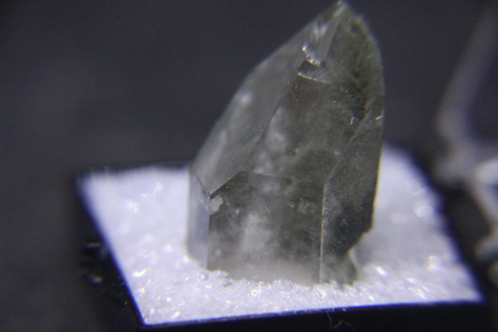 Miniature : Quartz, Chlorite (fantome) et Chamosite, Warwick,  Québec, Canada