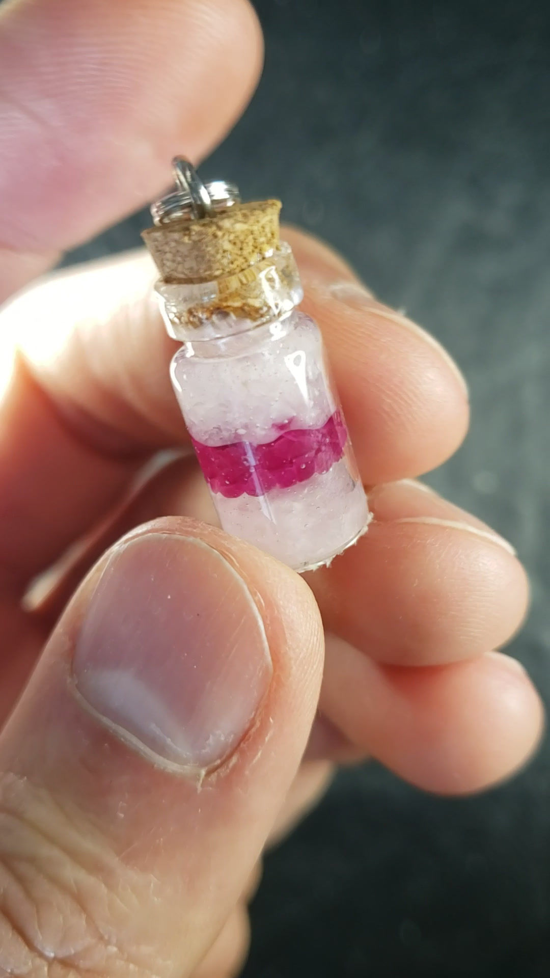 Pendentif petite bouteille, Albite et Rubis