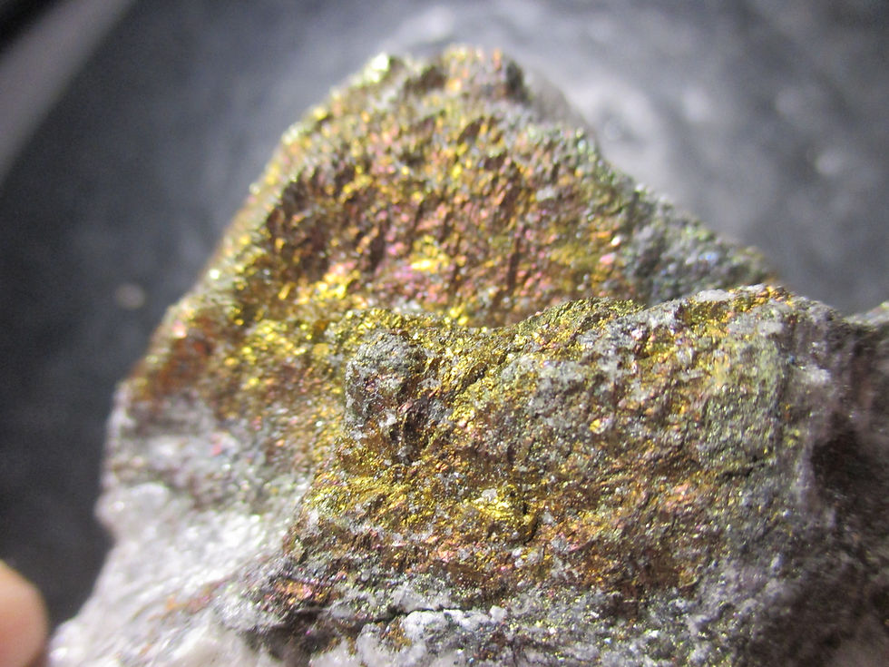 Miniature : Chalcopyrite sur Quartz et Calcite, Beauce, Québec