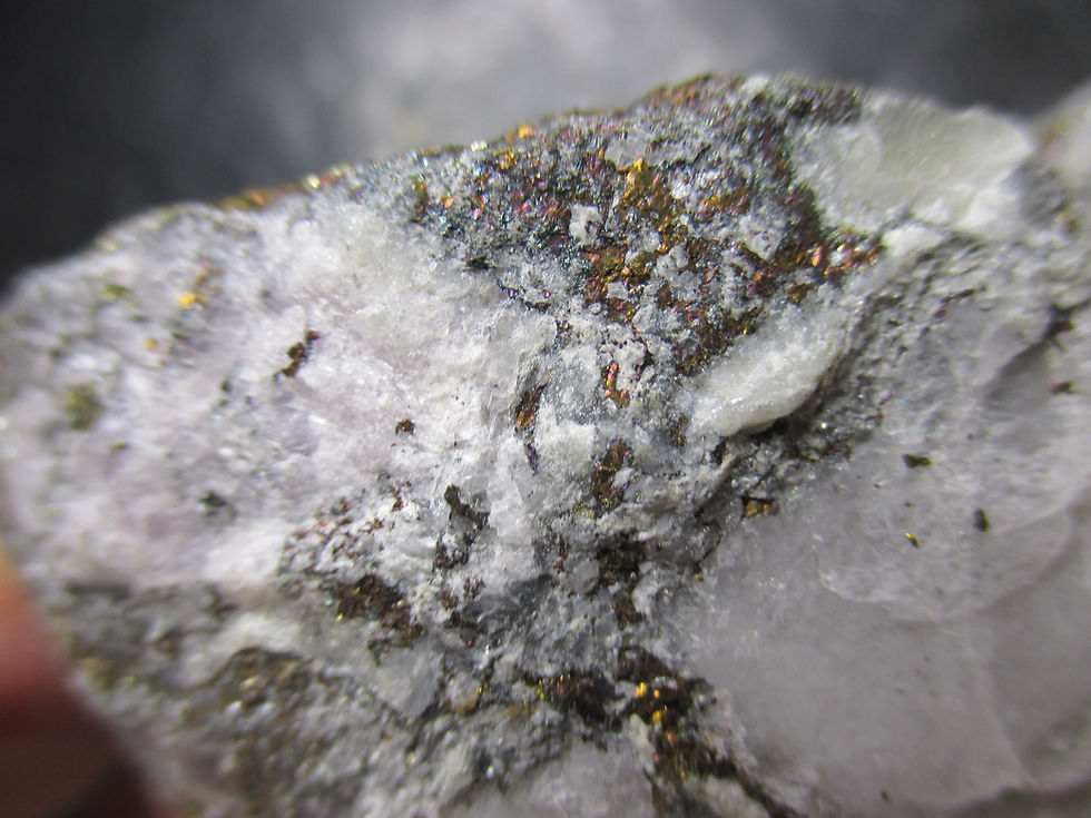 Miniature : Chalcopyrite sur Quartz et Calcite, Beauce, Québec