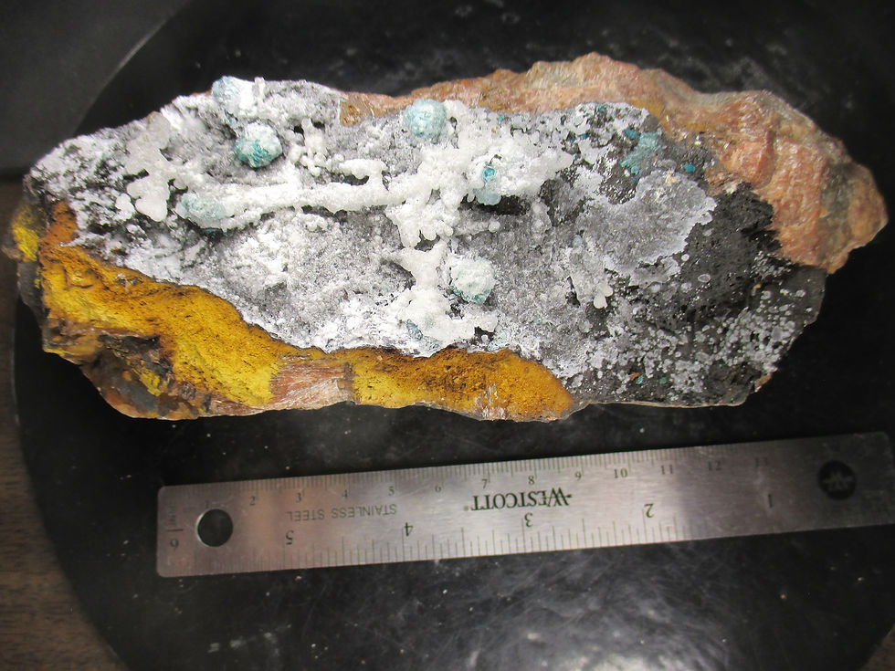 Miniature : Calcite et Chrysocolle sur Goethite et Baryte, Sidi Ayade, Maroc