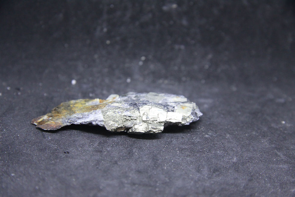 Miniature : Pyrite, cristaux cubiques en matrice