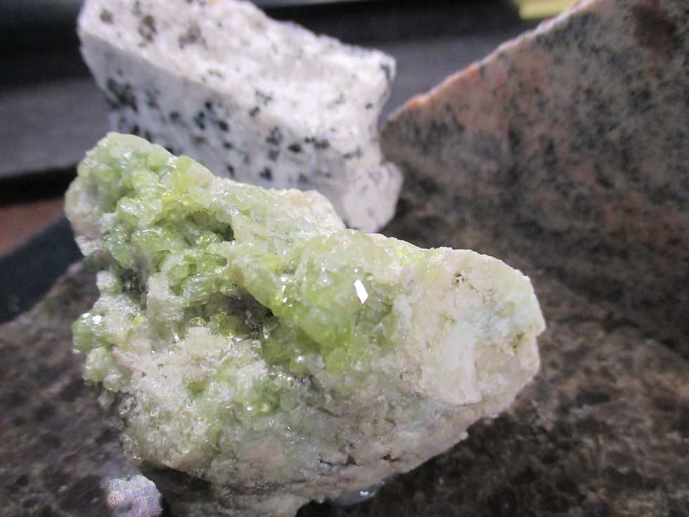 Miniature : Vésuvianite  sur support, Asbestos