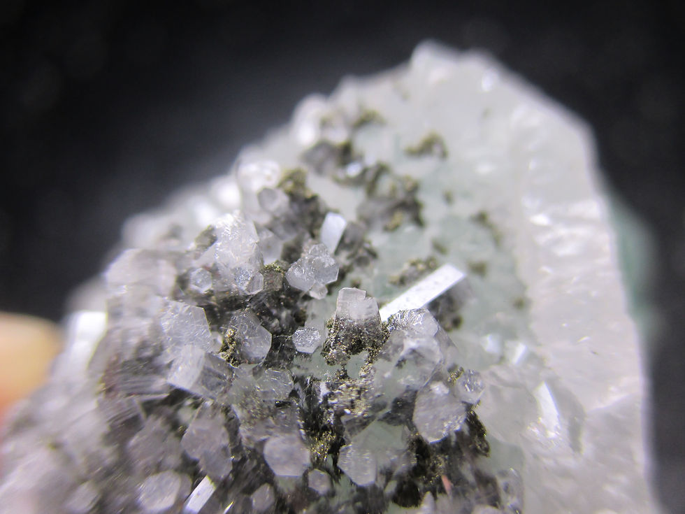 Miniature : Calcite et Pyrite sur Quartz sur Fluorite (fluorescente bleue), El Hammam, Maroc
