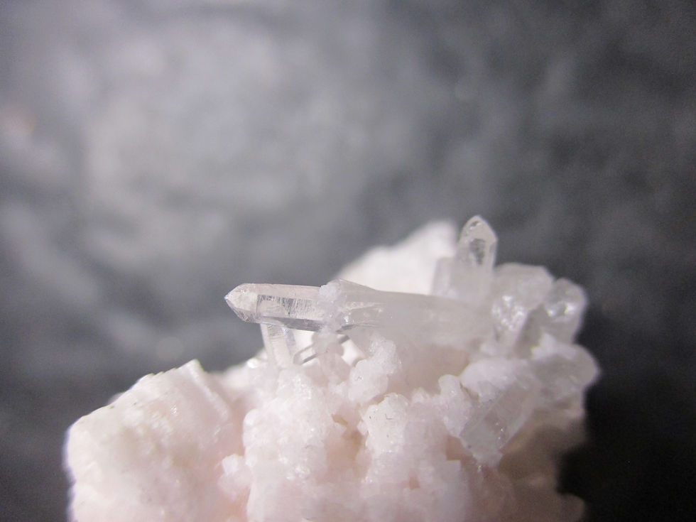 Miniature : Quartz et Calcite (fluorescent), origine inconnue