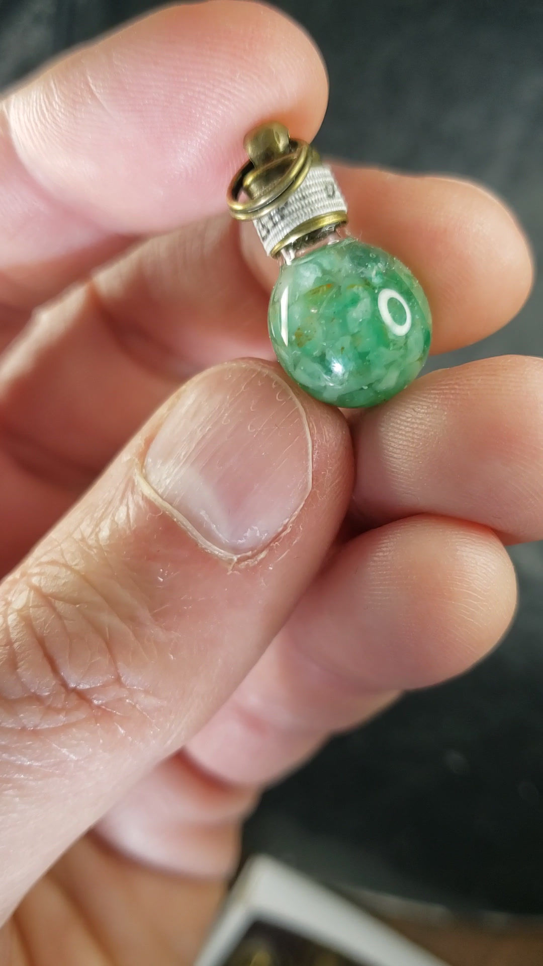 Pendentif ampoule, Emeraude