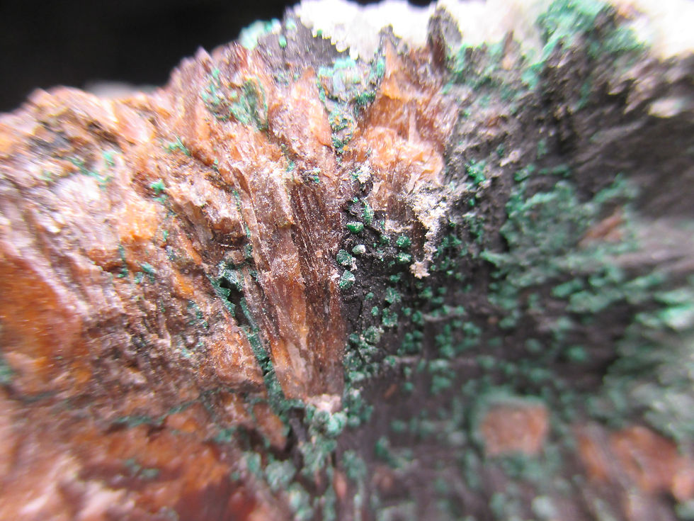 Miniature : Calcite et Chrysocolle sur Goethite et Baryte, Sidi Ayade, Maroc