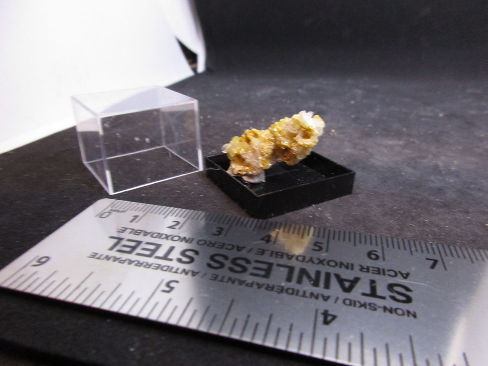 Miniature : Quartz, Lepidolite dorée / Mont Mica, Paris, Maine / U.S.A.