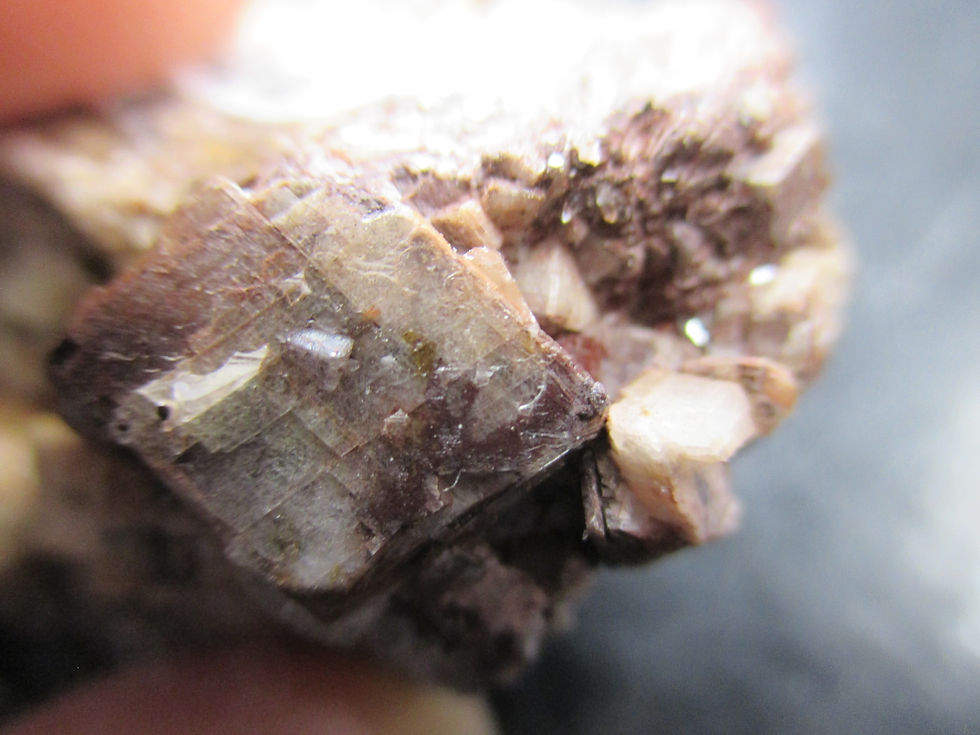 Miniature : Dolomite, Goethite et Malachite, Carrière du ruisseau Isabelle, Gaspésie