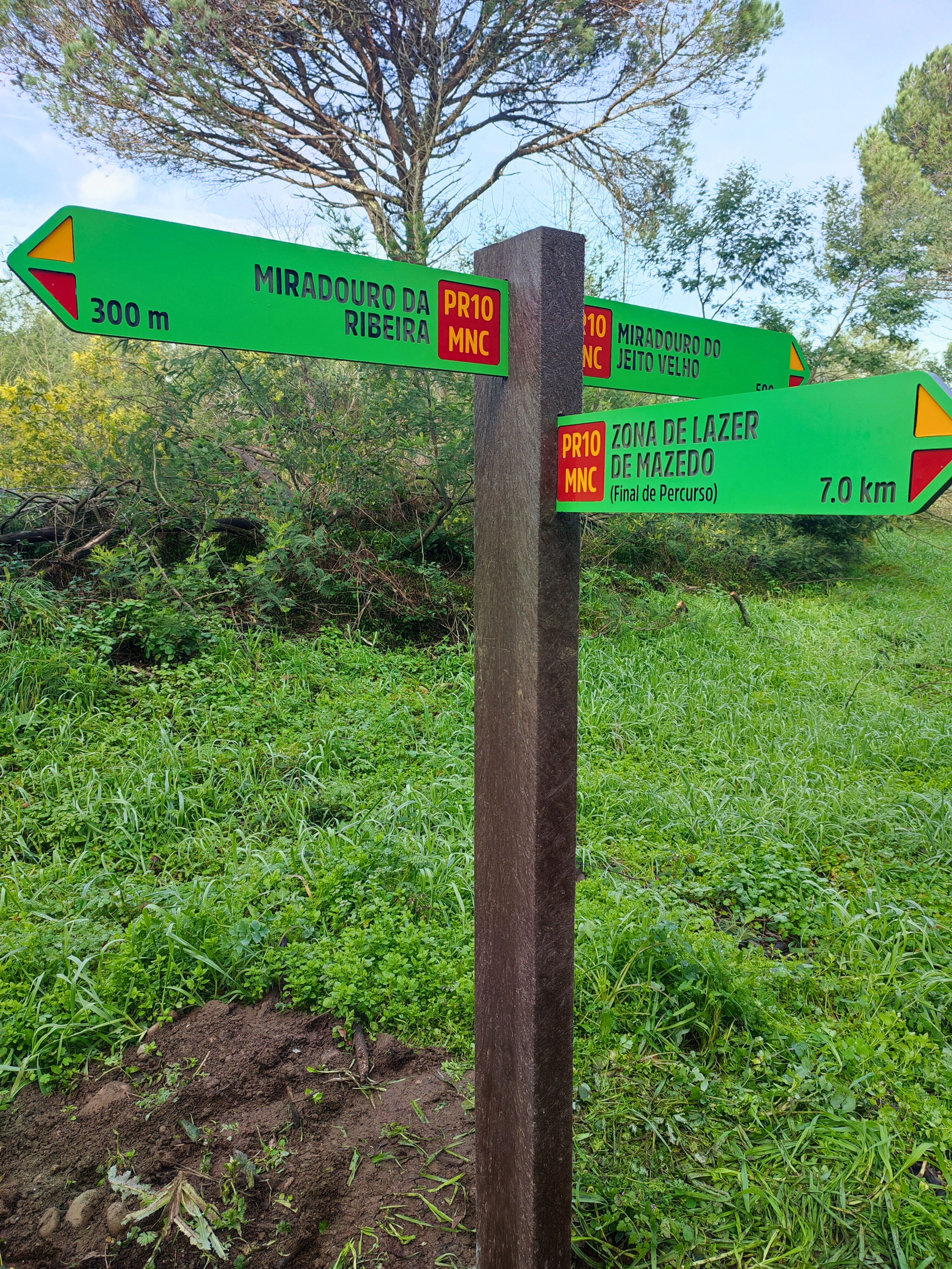 Poste Direcional Plástico Reciclado - 1A