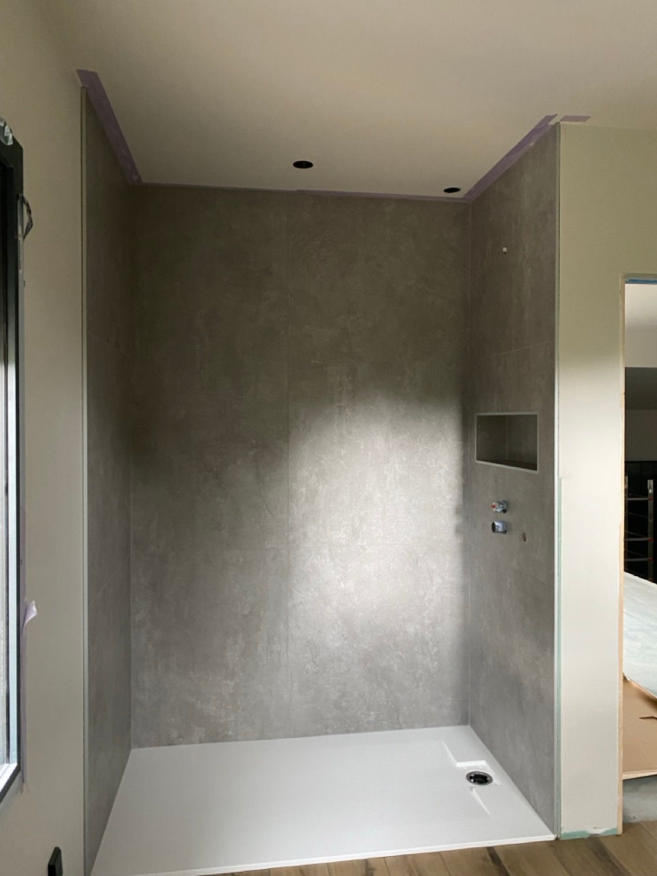 éclairage de la salle de bain et douche