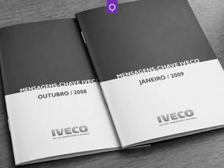 Fotografia em preto e branco de dois livretos de mensagens-chave da Iveco, datados de outubro de 2008 e janeiro de 2009, utilizados na comunicação interna e no alinhamento das lideranças da empresa.