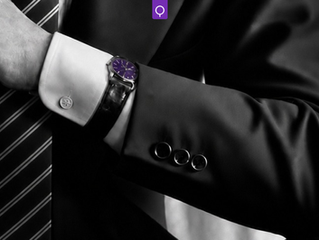 Imagem em preto e branco mostrando o detalhe do punho de um executivo de terno e gravata usando um relógio de pulso sobre o punho da camisa, característica associada a Gianni Agnelli. A fotografia ilustra o artigo "Aristocracia Corporativa", que relembra Sergio Marchionne, Luca Cordero di Montezemolo e Gianni Agnelli para discutir liderança, reputação e o mito dos grandes executivos.
