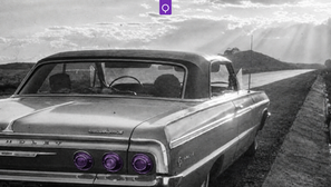 Chevrolet Impala SS clássico visto pela traseira em uma estrada, em imagem em preto e branco que remete às memórias de Marco Piquini sobre o primeiro carro importado de sua família.