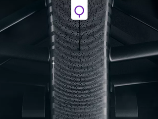 carro de Fórmula 1 da Cadillac com nomes da equipe como símbolo de valorização profissional