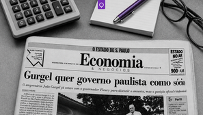 Imagem em preto e branco de uma edição de 1993 do caderno Economia & Negócios do jornal O Estado de S. Paulo, aberta na reportagem “Gurgel quer governo paulista como sócio”, assinada por Marco Piquini. Ao redor do jornal aparecem calculadora, bloco de anotações, óculos e uma caneta roxa em destaque. A imagem ilustra o artigo “Anjas da guarda na redação”, sobre aprendizados e mentoria na trajetória jornalística de Marco Piquini no Estadão.