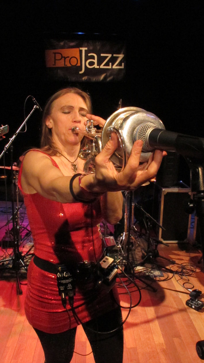 Saskia Laroo speelt trompet