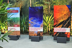 Totens com comunicação visual lenticular.
