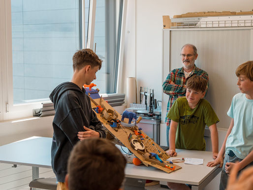 Jugendliche bauen Kugelbahn bei der EWS AG