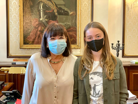 Olivia Mandle presenta en el Senado su campaña #noespaisparadelfines