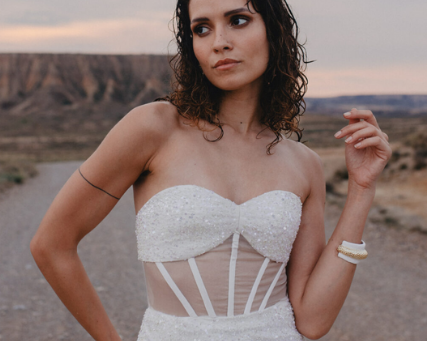 Découverte des tendances de robes de mariée 2025 : du corset, des perles, de grands drappés.