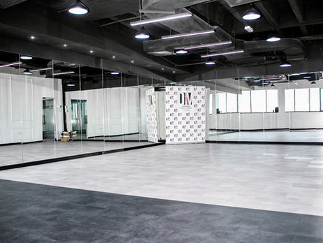 Spacious dance studio hall for rent in Dubai with mirrors and professional flooring