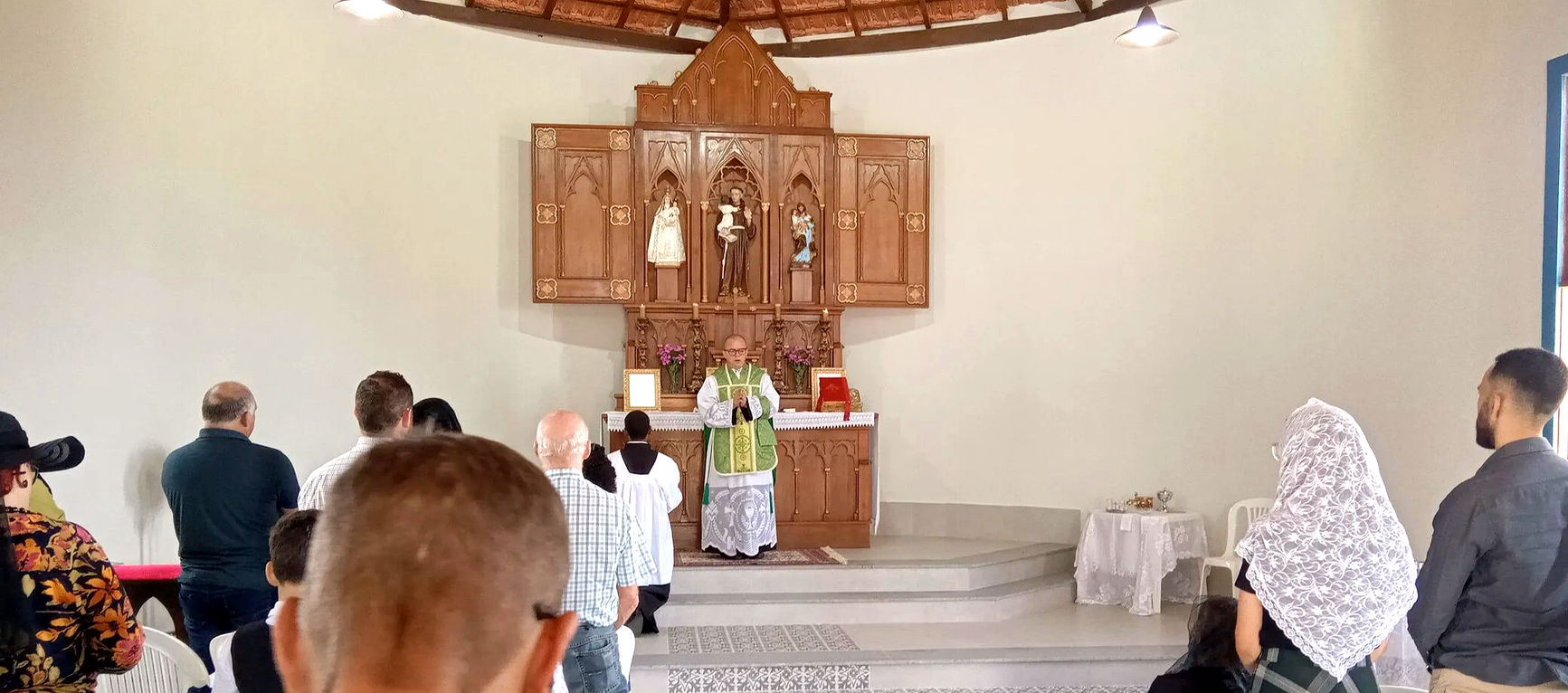 Padre Leandro celebrando a missa