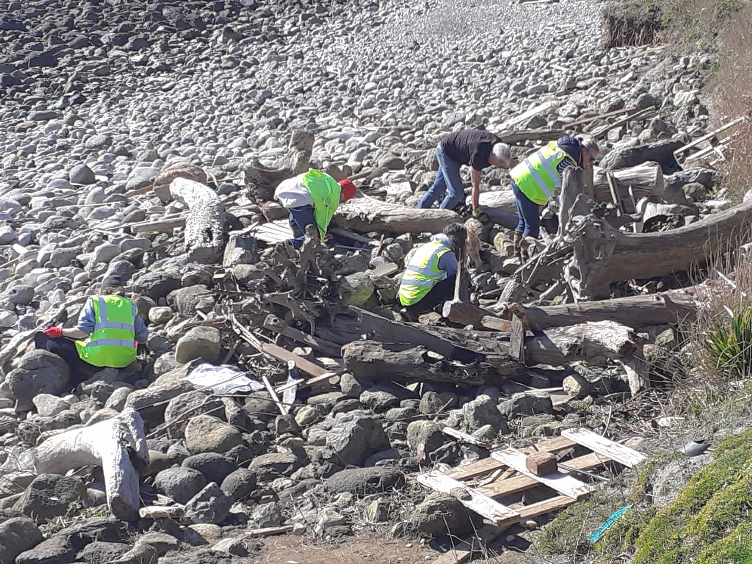 planet-aware-coastal-volunteers-beach-cleaning-and-action-against