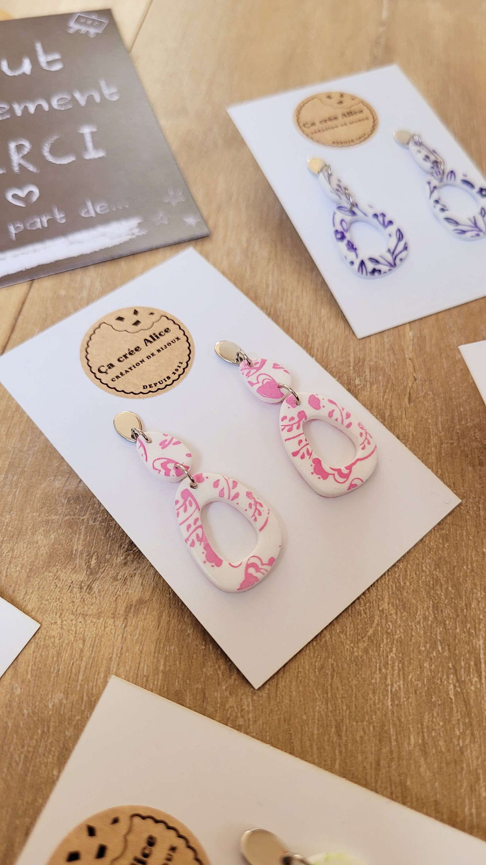 Miniature : Boucles d'oreilles en polymère motifs rose. Nature.