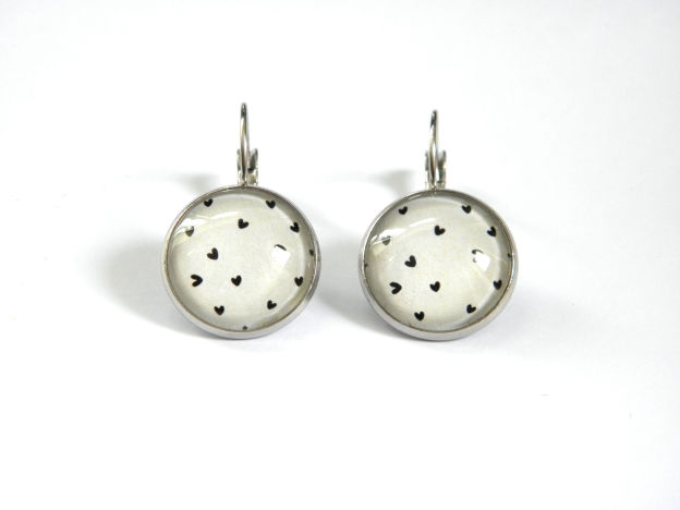 Boucles d'oreilles illustrations cœurs noirs fonds blanc cassé
