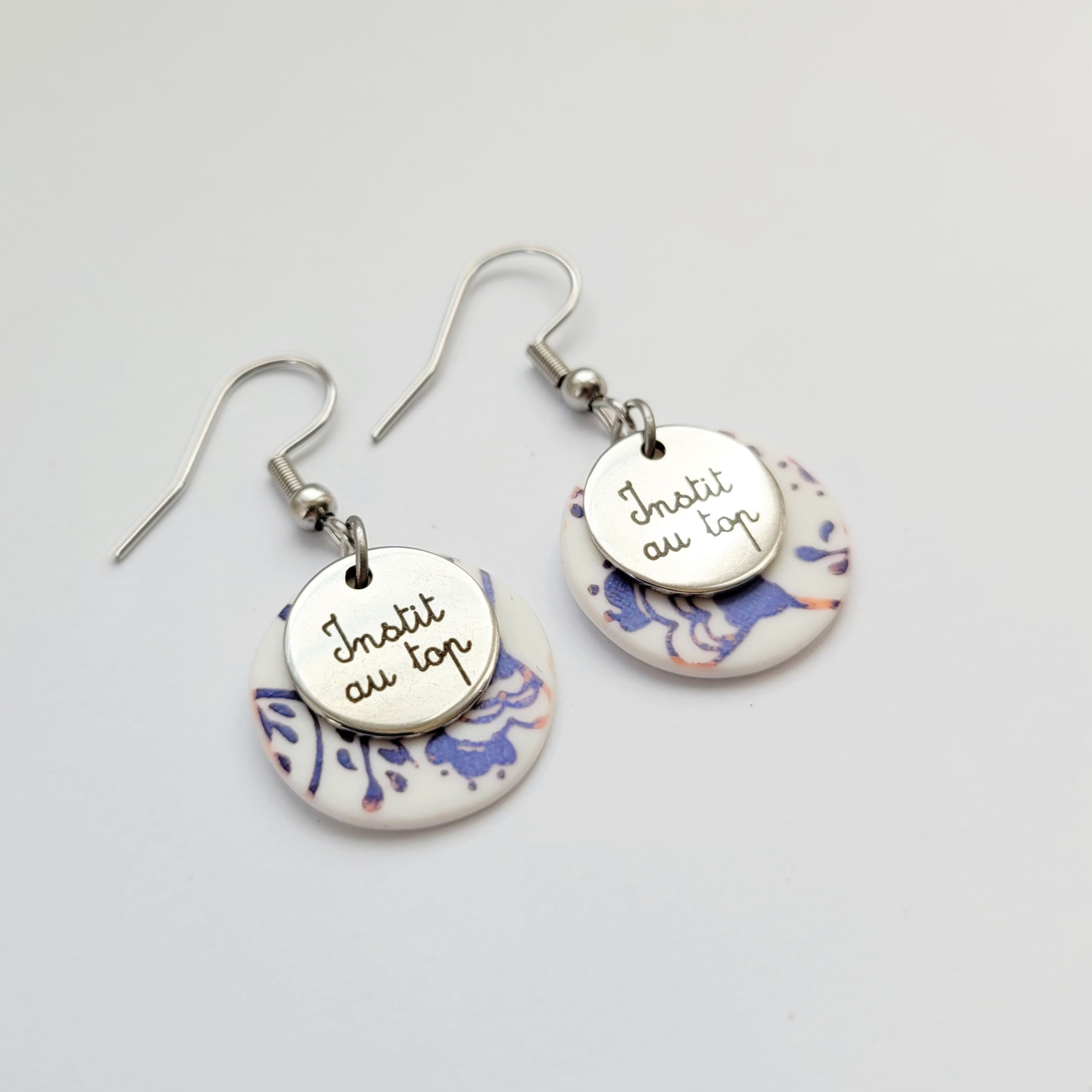 Boucles d'oreilles Instit "Instit au top" motif blanc et mauve/rose